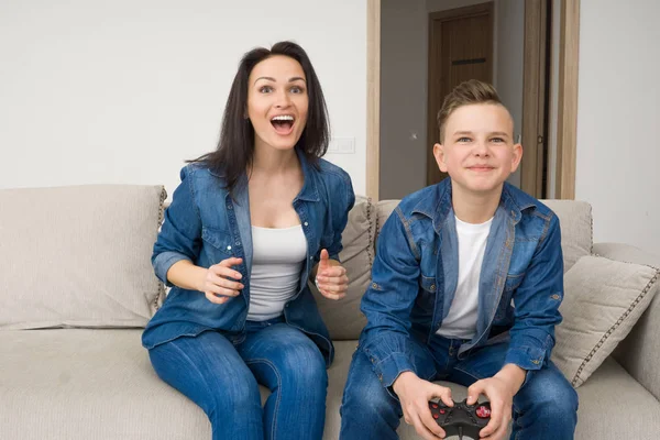 Família feliz jogando console em casa — Fotografia de Stock