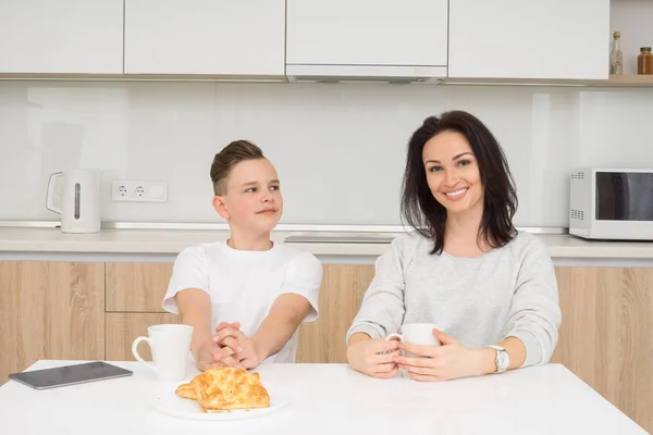 Happy family in the morning — Stock Photo, Image