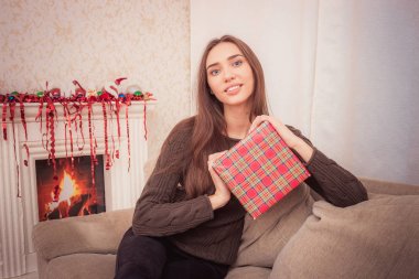 Gülümseyen kadın Noel tinsel tutar