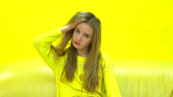 Jovem menina loira fresca e bonita no fundo amarelo — Vídeo de Stock