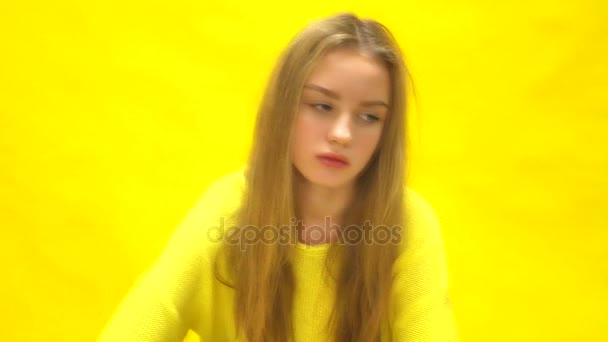 Jeune fille blonde fraîche et belle sur fond jaune — Video