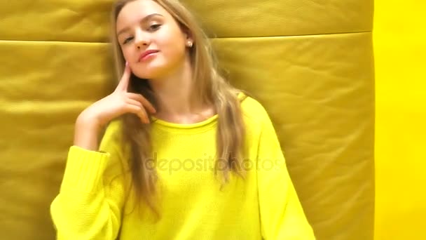 Μικρά φρέσκα και όμορφη ξανθιά κοπέλα σε κίτρινο φόντο — Αρχείο Βίντεο