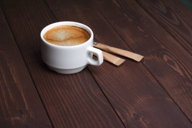 Tahta arka planda bir fincan kahve.