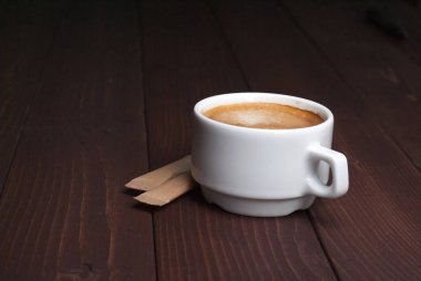 Tahta arka planda bir fincan kahve.