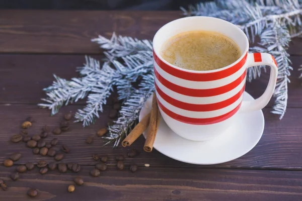 Чашка кави та різдвяної ялиці — стокове фото