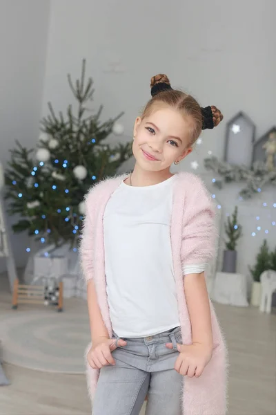 Retrato de niña sonriente en decoraciones navideñas — Foto de Stock