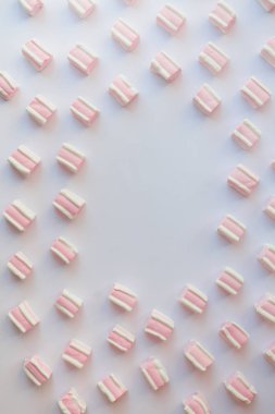 Tatlı lokum desen, beyaz arka plan üzerinde çikolatalar