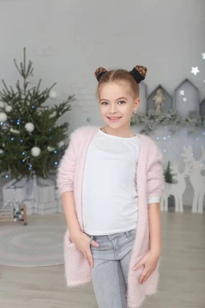 Retrato de niña sonriente en decoraciones navideñas — Foto de Stock