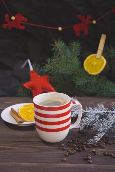 Xícara de café e ramo de abeto de Natal — Fotografia de Stock