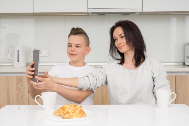 sabah mutlu bir aile