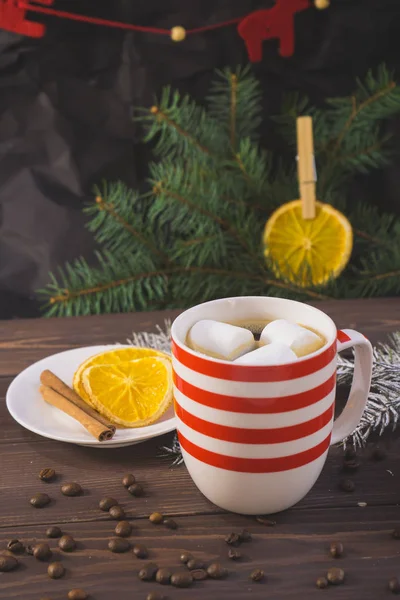 Xícara de café e ramo de abeto de Natal — Fotografia de Stock