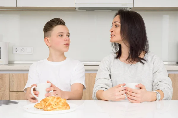 Familia feliz en la mañana — Foto de Stock