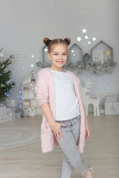 Portrait of smiling little girl in christmas decorations — Stock Photo, Image