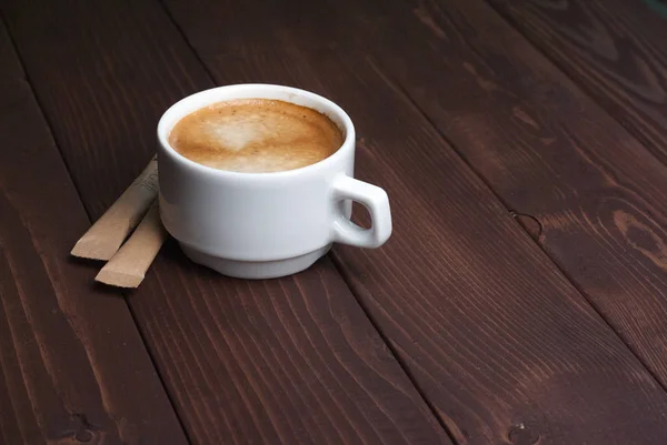 Чашка кави на дерев'яному фоні — стокове фото