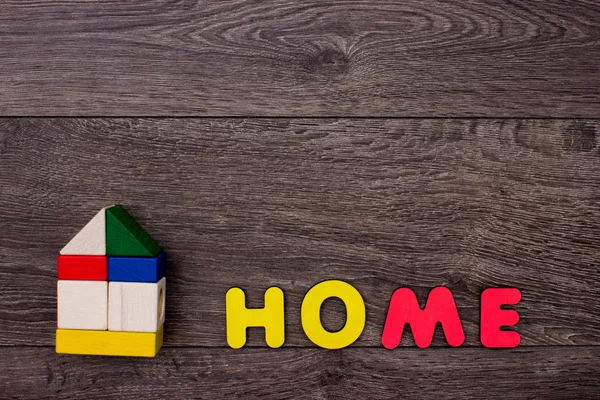Word thuis uit houten letters — Stockfoto