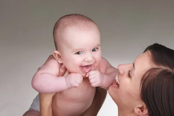 Aranyos baba anya mosolyog — Stock Fotó