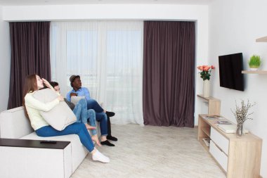 insanlar TV izlerken