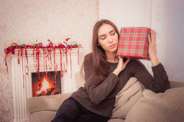 Gülümseyen kadın Noel tinsel tutar