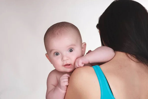 Mother and little boy playing together in studio — Stock Photo, Image