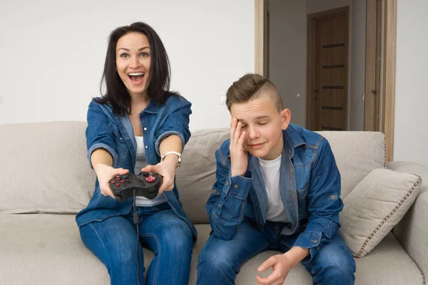 Família feliz jogando console em casa — Fotografia de Stock