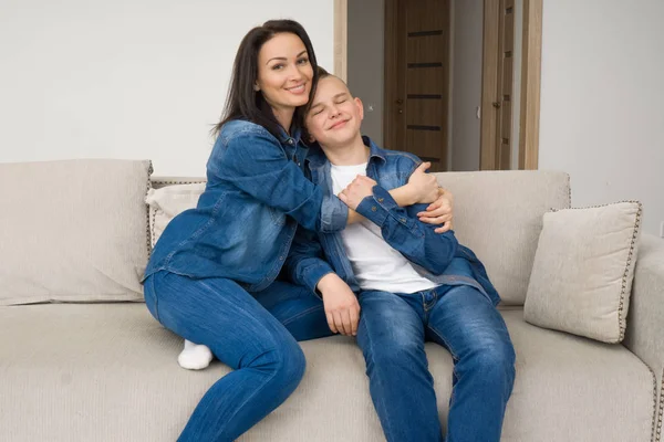Портрет матери и сына на диване дома — стоковое фото