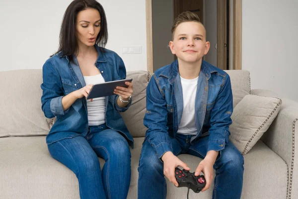 Família feliz jogando console em casa — Fotografia de Stock