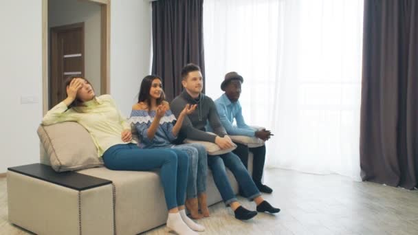 Jóvenes socializando juntos y divirtiéndose. Alojamiento en casa de estudiantes. Compartir piso con adolescentes o adultos jóvenes . — Vídeo de stock