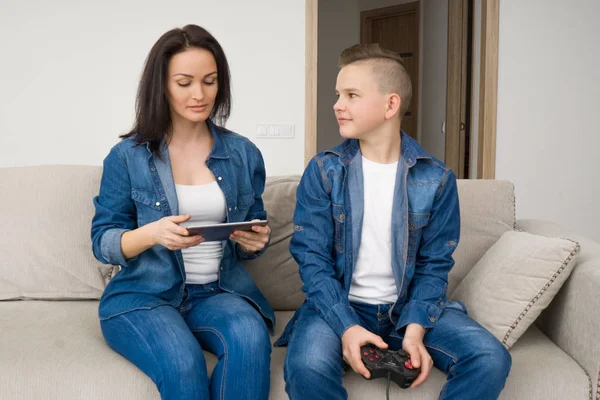 Família feliz jogando console em casa — Fotografia de Stock