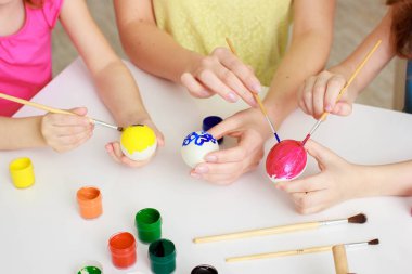 Mutlu aile Paskalya için hazırlanıyor.