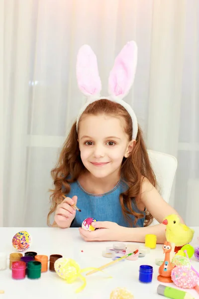 Carino bambino che indossa orecchie di coniglio il giorno di Pasqua — Foto Stock