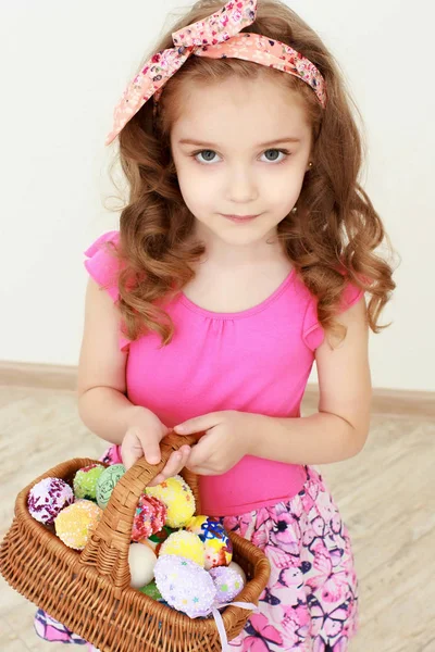 Чарівна маленька дівчинка грає з великодніми яйцями — стокове фото