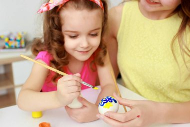 Mutlu aile Paskalya için hazırlanıyor.