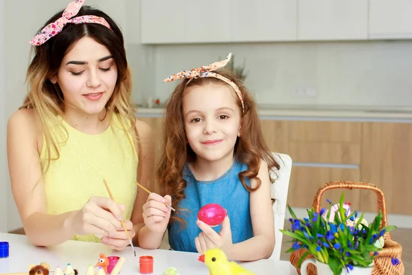 Buona famiglia che si prepara per Pasqua . — Foto Stock