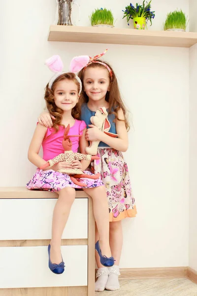 Lindo niño pequeño con orejas de conejo en el día de Pascua —  Fotos de Stock