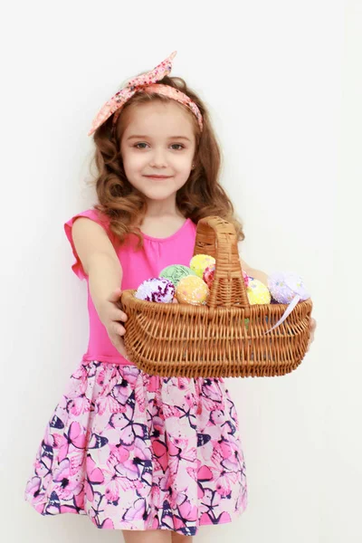 Bedårande liten flicka som leker med påskägg — Stockfoto