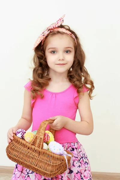 Adorável menina brincando com ovos de Páscoa — Fotografia de Stock