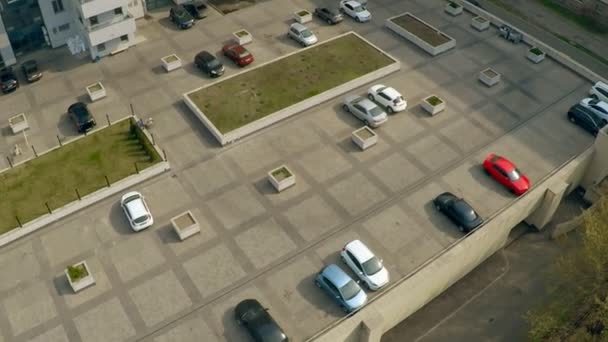 Immeuble résidentiel avec parking et aire de jeux pour enfants. Immobilier établissement shot — Video