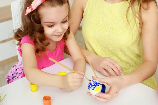 Carino bambino che indossa orecchie di coniglio il giorno di Pasqua — Foto Stock