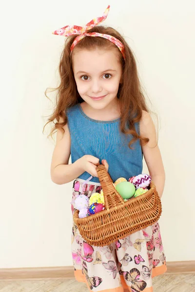 Adorable niña jugando con huevos de Pascua en primavera al día —  Fotos de Stock