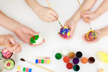 Mutlu aile Paskalya için hazırlanıyor