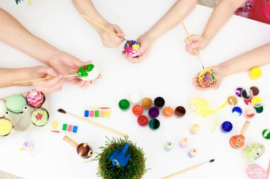 Mutlu aile Paskalya için hazırlanıyor