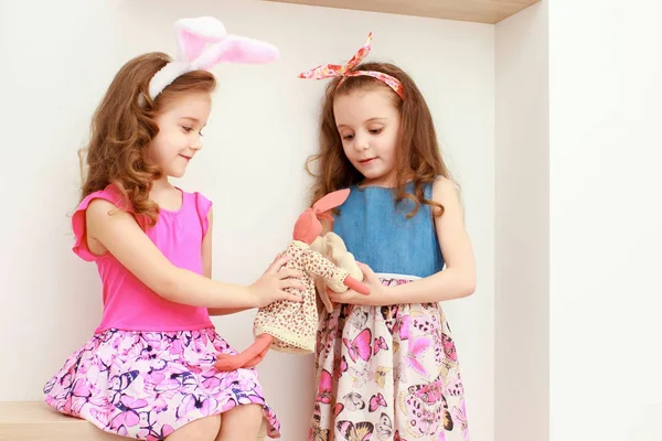 Słodkie małe dziecko sobie uszy królika na Wielkanoc — Zdjęcie stockowe