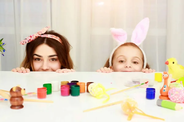 Buona famiglia che si prepara per Pasqua . — Foto Stock