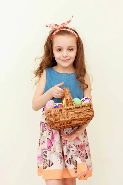 Suloinen pieni tyttö leikkii pääsiäismunia keväällä päivässä. — kuvapankkivalokuva