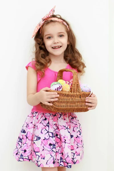 Adorabile bambina che gioca con le uova di Pasqua — Foto Stock