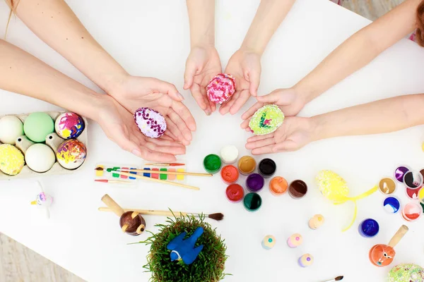 Mutlu aile Paskalya için hazırlanıyor