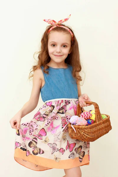 Adorable niña jugando con huevos de Pascua en primavera al día —  Fotos de Stock