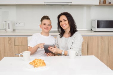 Anne ve oğlu dijital tablet kullanma
