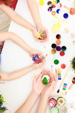 Mutlu aile Paskalya için hazırlanıyor