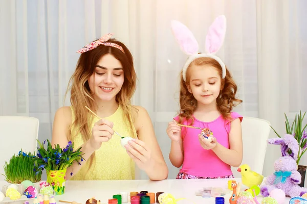 Buona famiglia che si prepara per Pasqua . — Foto Stock